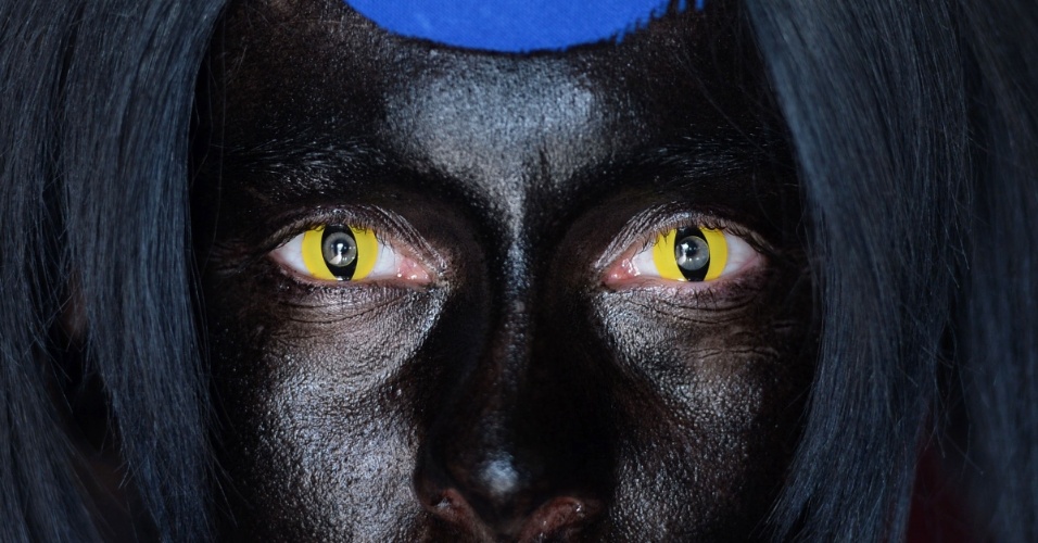 14.mar.2014 - Uma cosplayer olha para a câmera, usando lentes de contato coloridas, na feira do livro de Leipzig, na Alemanha