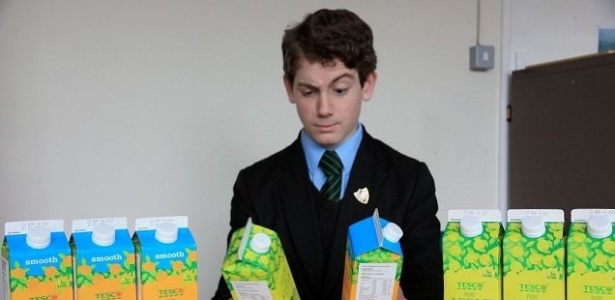 No Reino Unido, Albert Gifford, 15, obrigou a gigante Tesco a trocar embalagens de suco que tinham erro - Reprodução Daily Mail