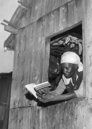 Literatura: a escritora brasileira Carolina Maria de Jesus, autora de "Quarto de Despejo". ( 05.06.1960. - Acervo UH/Folhapress - Acervo UH/Folhapress