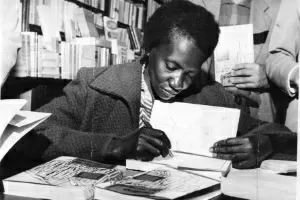 A escritora brasileira Carolina Maria de Jesus durante noite de autógrafos do lançamento de seu livro "Quarto de Despejo", em uma livraria na rua Marconi, em São Paulo (SP), no ano de 1960 - Acervo UH/Folhapress