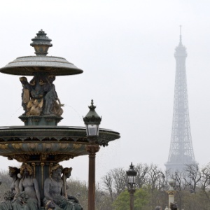 Camada de poluição deixa a Torre Eiffel parcialmente encoberta - François Guillot/ AFP