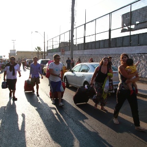 Moradores se dirigem para áreas de segurança depois que um terremoto atingiu a região chilena de Iquique - Alex Díaz Díaz/AgenciaUno