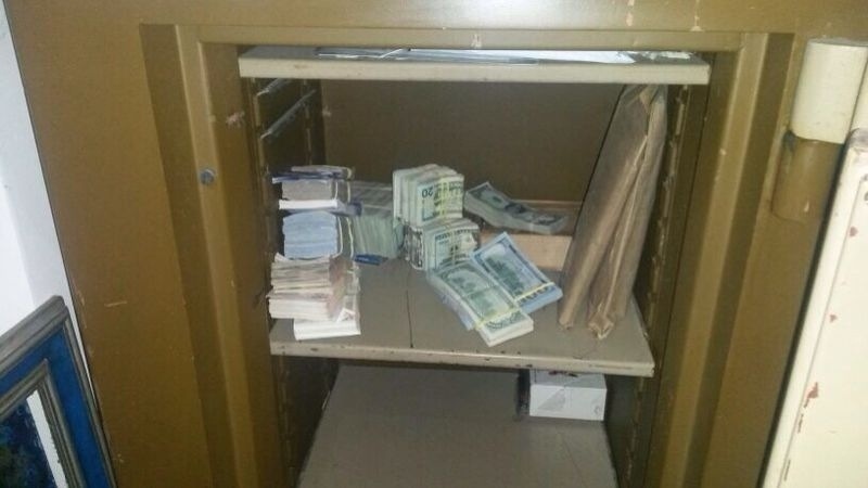 17.mar.2014 - Cofre com notas de dólar é apreendido pela Polícia Federal durante a operação Lava-Jato, que expediu mandados de prisão de 47 pessoas por lavagem de dinheiro em sete Estados. Numa operação envolvendo 400 policiais, foram expedidos mandados de prisão nos Estados do Paraná, Rio de Janeiro, São Paulo, Santa Catarina, Rio Grande do Sul, Mato Grosso e no Distrito Federal. Além das detenções, foram executados 81 mandados de busca e apreensão - Divulgação/Polícia Federal