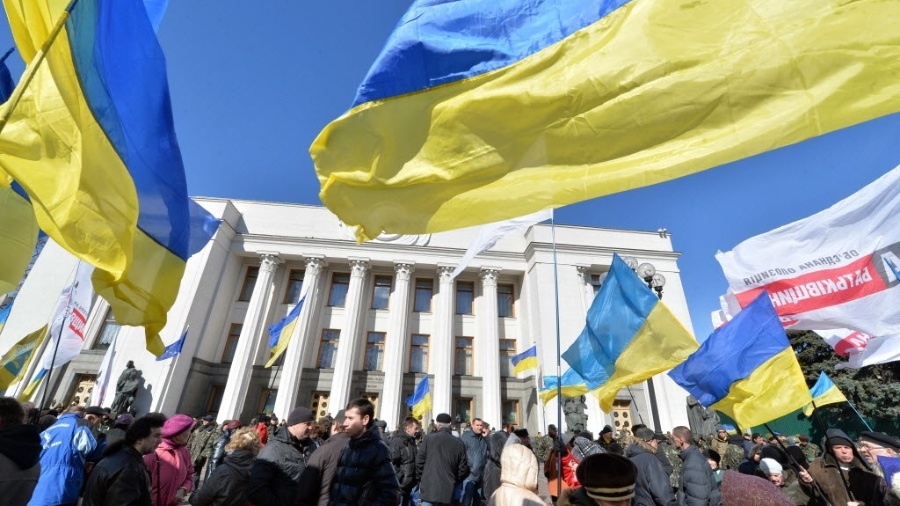 17.mar.2014 - Manifestantes agitam bandeiras da Ucrânia em frente ao Parlamento ucraniano em Kiev. O ministro da Defesa ucraniano declarou nesta segunda-feira (17) que tropas ucranianas permanecerão na Crimeia , mesmo com os planos da península de se separar da Ucrânia e se unir à Rússia. Um dia após o referendo no qual mais de 90% dos moradores da Crimeia optaram pela unificação com a Rússia, os ânimos entre os países se acirraram - Sergei Supinsky/AFP