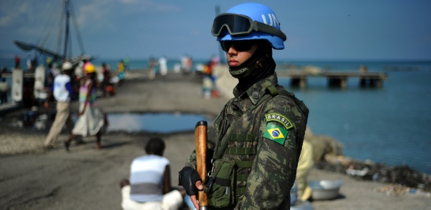 Um soldado brasileiro da Minustah (Missão das Nações Unidas para Estabilização no Haiti) - Hector Retamal/AFP