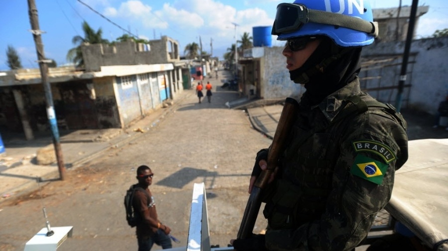 Soldado brasileiro da Minustah faz patrulha na favela de Cite Soleil, em Porto Príncipe, em 2014 - Hector Retamal/AFP