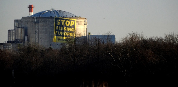 Militantes do Greenpeace instalam banner dizendo "Parem de colocar a Europa em risco" em reator da usina nuclear de Fessenheim, na França, nesta terça-feira (18) - Sebastien Bozon/AFP