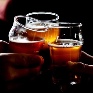 Segundo pesquisadores espanhóis, a cerveja traz benefícios na saúde cardiovascular, obesidade e prevenção do envelhecimento celular - Justin Sullivan/Getty Images/AFP