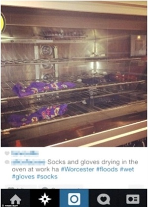 Foto de meias secando no forno foi publicada no Instagram; funcionária não foi demitida - Reprodução/Daily Mail 
