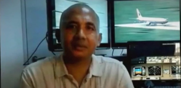 Em imagem tirada de vídeo do YouTube, o piloto Zaharie Ahmad Shah mostra seu simulador de voo - Reprodução/YouTube