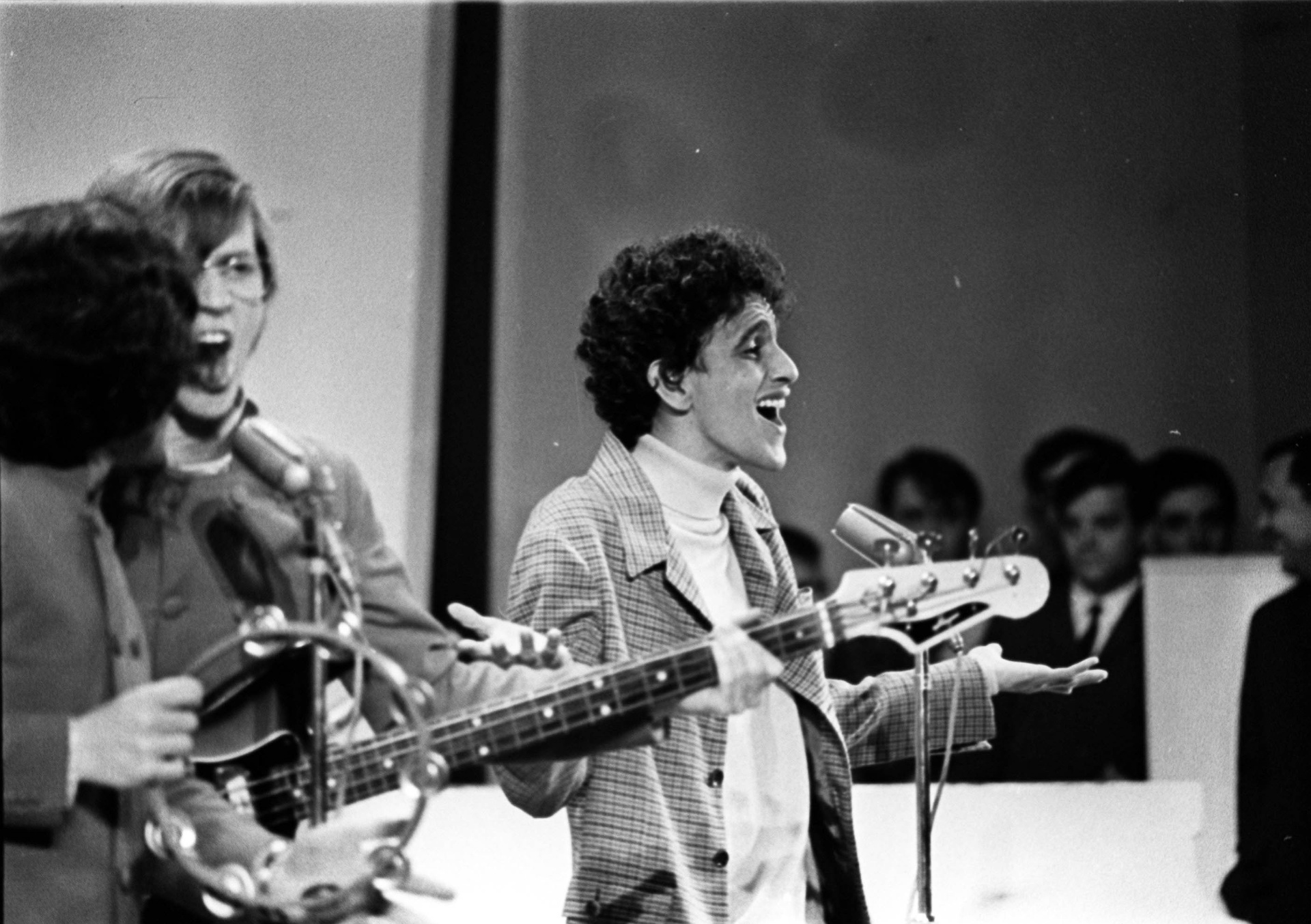 3º Festival de Música Popular Brasileira, promovido pela TV Record e realizado no teatro Paramount. O cantor Caetano Veloso e os Beat Boys interpretam "Alegria, Alegria", música que ficou em 4º lugar. - Claudemiro/Acervo UH/Folhapress