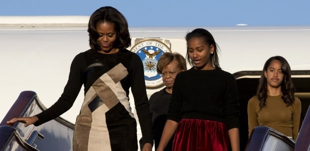 A primeira-dama dos Estados Unidos, Michelle Obama (à esquerda), desembarca no aeroporto internacional de Pequim com sua mãe (2ª à esq.) e suas duas filhas. Michelle fará uma visita de sete dias ao país, onde falará sobre educação e intercâmbio cultural - Alexander F. Yuan/AFP