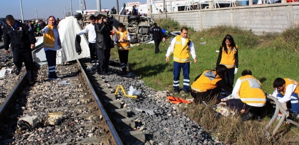 Equipe de resgate trabalha em local de acidente na província de Mersin, na Turquia. Um trem colidiu com um micro-ônibus, causando a morte de ao menos nove pessoas e deixando diversas outras feridas - Xinhua