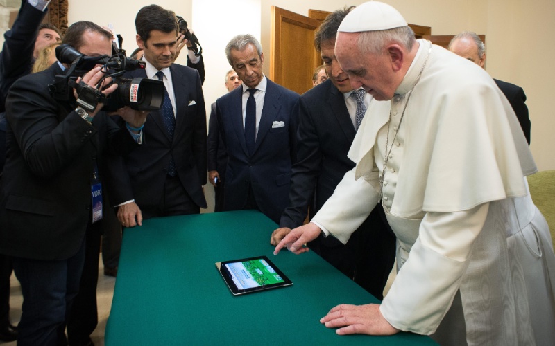 https://conteudo.imguol.com.br/c/noticias/2014/03/20/20mar2014---papa-francisco-usa-tablet-durante-evento-no-vaticano-para-promover-a-scholas-occurrentes-uma-rede-que-tem-o-objetivo-de-compartilhar-ideais-entre-escolas-de-todo-o-mundo-com-mais-de-38-1395317091815_800x500.jpg