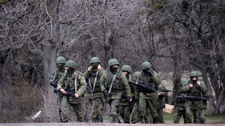 20.mar.2014 - Soldados russos patrulham área de Simferopol para verificar a presença de soldados ucranianos. O governo da Ucrânia anunciou que fará um plano de retirada de soldados e de seus parentes da Crimeia após o anúncio de que a região foi anexada à Rússia  -  Filippo Monteforte/AFP