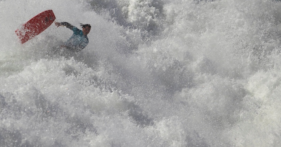 20.mar.2014 - Um bodyboarder despenca de uma onda durante o evento Sumol Nazaré Special Edition na praia de Nazaré, em Portugal