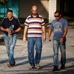 A Polícia Federal prendeu nesta quinta-feira (20) o ex-diretor de Refino e Abastecimento da Petrobras Paulo Roberto Costa (camiseta azul), no Rio de Janeiro - Daniel Marenco/Folhapress