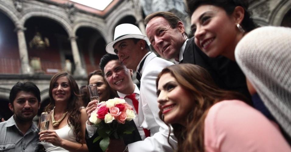 21.mar.2014 - Casais gay posam para uma foto durante um casamento coletivo na Cidade do México. De acordo com os organizadores, 58 casais do mesmo sexo se casaram na sexta-feira para comemorar o 4º aniversário da legalização do casamento gay na Cidade do México, a primeira jurisdição da América Latina a fazê-lo