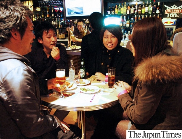 Jovens participam de "machikon" --festa para japoneses solteiros se conhecerem-- em bar de Tóquio - Reprodução/The Japan Times