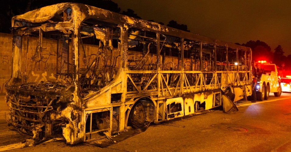 22.mar.2014 - Um ônibus foi incendiado na Avenida Jacu-Pêssego, na zona leste de São Paulo, no final da tarde deste sábado. De acordo com a Polícia Militar, um grupo de pessoas escondendo o rosto interrompeu o trânsito na via por volta das 17h12 e tentou atear fogo em dois ônibus. Policiais militares chegaram ao local e impediram o incêndio no segundo coletivo