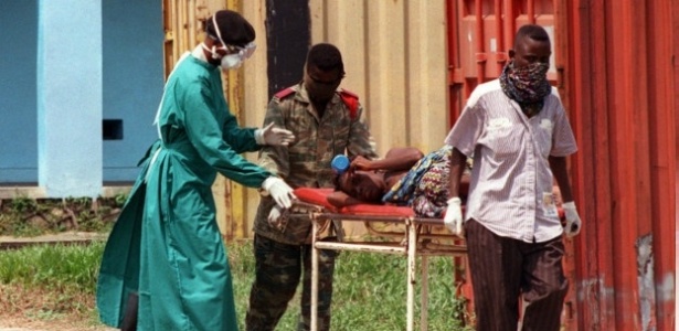 Em foto de 1995, paciente contagiado é transportado em Kikwit , no Congo, onde o vírus foi identificado pela primeira vez  - BBC