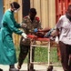 Em foto de 1995, paciente contagiado é transportado em Kikwit , no Congo, onde o vírus foi identificado pela primeira vez - BBC