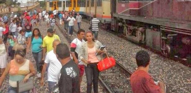 Um trem descarrilou no bairro de Ribeira, em Natal. O acidente não registrou feridos, mas alguns passageiros passaram mal - Via Certa Natal / Divulgação