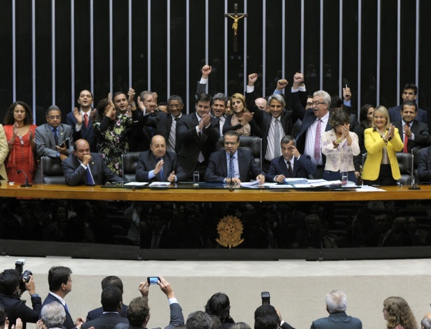 Alessandro Molon (de braços levantados e gravata cinza) comemora com outros deputados a aprovação - Luis Macedo/Agência Câmara