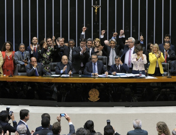 Alessandro Molon (de braços levantados e gravata cinza) comemora com outros deputados a aprovação - Luis Macedo/Agência Câmara  