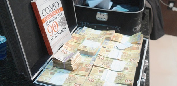 A Polícia do Piauí prendeu dois homens que carregavam uma mala de dinheiro falso em Teresina - Divulgação/Polícia Federal