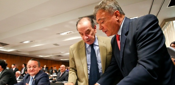 26.mar.2014 - O senador Álvaro Dias, então no PSDB, ao lado do tucano Aloysio Nunes