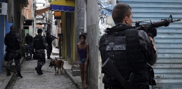 Policiais andam pelas ruas e checam moradores para garantir a segurança durante uma operação no complexo de favelas da Maré - Ricardo Moraes/ Reuters