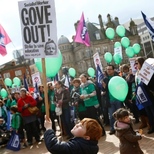 Professores fazem greve e protestam por melhores condições salariais na cidade de Birmingham, região central da Inglaterra - Darren Staples/Reuters