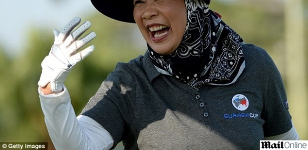A rainha da Malásia, Raja Agong Tuanku Hajah Haminah, foi flagrada às gargalhadas durante evento em um campo de golfe em Kuala Lumpur, nesta quarta-feira (26), de acordo com o jornal britânico "Daily Mail" - Reprodução/Daily Mail/Getty Images