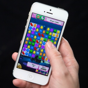 "Candy Crush Saga" pode ser jogado no celular e também online; desenvolvedora faturou em 2013 cerca de US$ 1,9 bilhão com modelo freemium - Carlo Allegri/Reuters