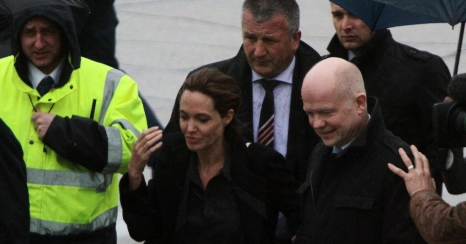 27.mar.2014 - A estrela de Hollywood, Angelina Jolie, e ministro do Exterior britânico (à dir.), William Hague, chegaram nesta quinta-feira (27) na Bósnia para pedir uma 