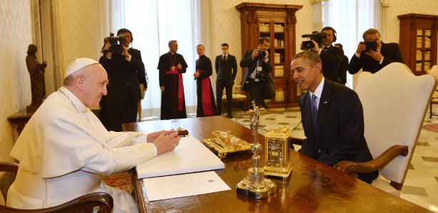 27.mar.2014 - Papa Francisco se reúne no Vaticano com o presidente dos Estados Unidos, Barack Obama. O papa prometeu tratar dos conflitos na República Centro-Africana durante o encontro