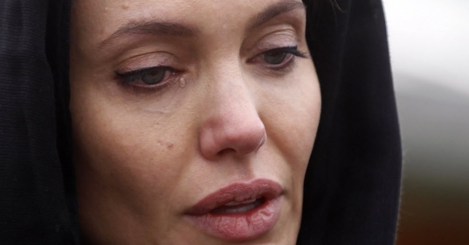 28.mar.2014 - A atriz Angelina Jolie chora ao visitar o Memorial do Genocídio de Srebrenica, em Potocari, na Bósnia-Herzegóvina. Cerca de 8.000 muçulmanos foram mortos por forças sérvias no massacre de Srebrenica, em 1995, durante a guerra da Bósnia 