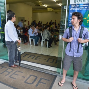 Eleitores comparecem ao TRE-DF (Tribunal Regional Eleitoral) na última sexta para fazer o recadastramento biométrico - Marcello Casal Jr/Agência Brasil