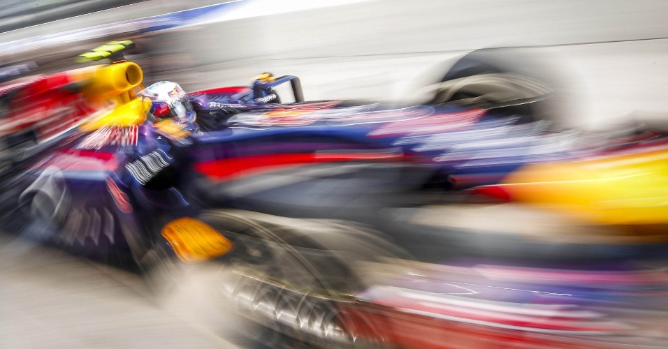 28.mar.2014 - Fotografia com baixa velocidade do piloto australiano Daniel Ricciardo (Red Bull) deixa os boxes durante treino livre para o GP da Malásia, no circuito de Sepang