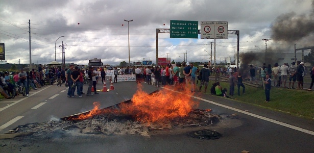 Um homem morreu atropelado durante protesto pela instalação de uma passarela na BR-277, na Região Metropolitana de Curitiba - Aliocha Maurício/Gazeta do Povo