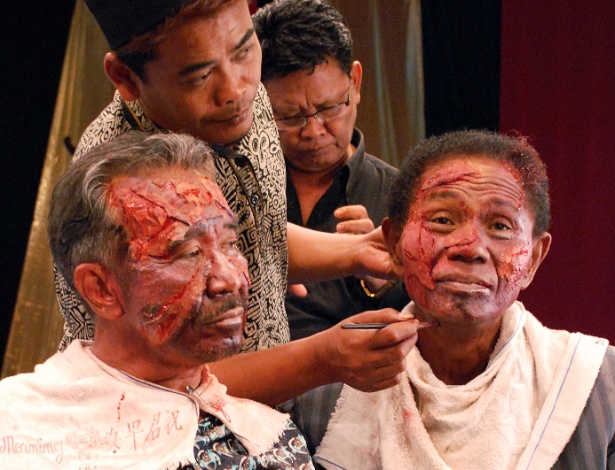 Imagens do trabalho de maquiagem de participantes do documentário "The Act of Killing" (O ato de matar), indicado ao Oscar de melhor documentário em 2014 e que mostra e reencena o massacre de camponeses  - Divulgação