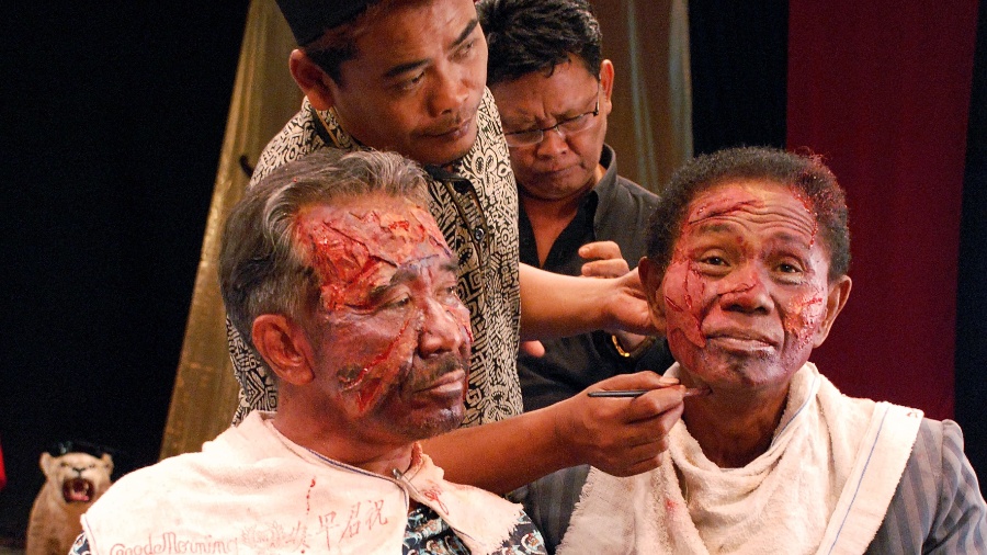 Imagens do trabalho de maquiagem de participantes do documentário "The Act of Killing" (O ato de matar), indicado ao Oscar de melhor documentário em 2014 e que mostra e reencena o massacre de camponeses indonésios na década de 60 - Divulgação