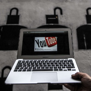 Segundo Ministério Público Federal, vídeos no YouTube tratavam Paulo Frange de forma "vexatória e ofensiva" - Bulent Kilic/AFP 