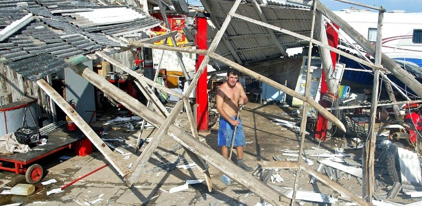 Foto de arquivo mostra escombros de casa em Torres (RS) destruída pelo furacão Catarina em março de 2004 - 28.mar.2004 - Jefferson Bernardes/AFP 