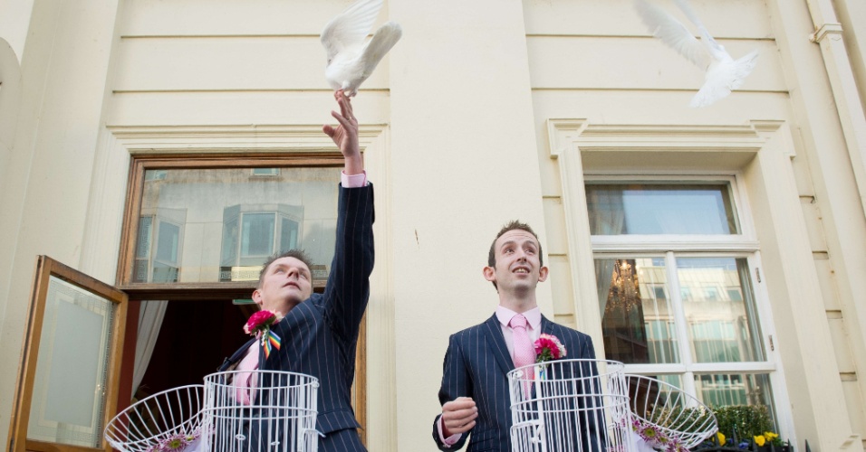 29.mar.2014 - Os primeiros casamentos na Inglaterra e no País de Gales entre pessoas do mesmo sexo começaram a ser realizados assim que passou a vigorar a lei que permite o casamento gay