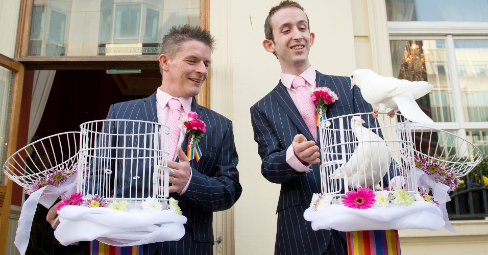 29.mar.2014 - Os primeiros casamentos na Inglaterra e no País de Gales entre pessoas do mesmo sexo começaram a ser realizados assim que passou a vigorar a lei que permite o casamento gay