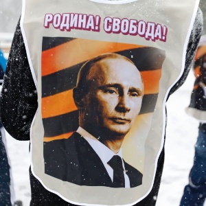Homem veste colete com a imagem do presidente russo, Vladimir Putin, durante passeata de apoio à intervenção do país na Crimeia - 29.mar.2014 - Eduard Korniyenko/Reuters