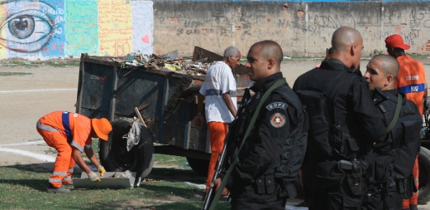Garis recolhem lixo no Complexo da Maré, na zona norte do Rio - Fábio Gonçalves/Agência O Dia/Estadão Conteúdo 