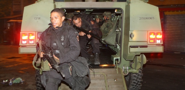 Policiais militares, com apoio das forças federais, ocuparam, na madrugada deste domingo (30), o Complexo da Maré, na zona norte do Rio - Zulmair Rocha/UOL